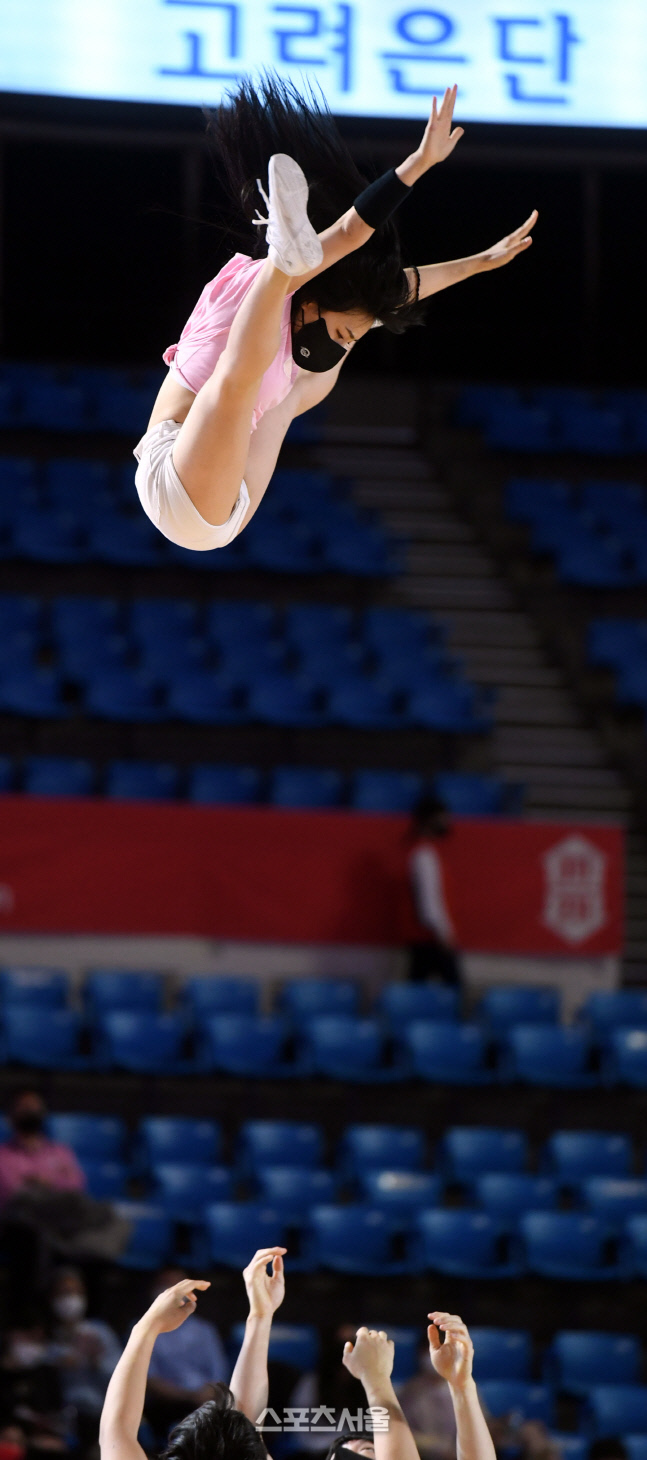 [포토] SK 치어리더 '한마리 새가 되어'