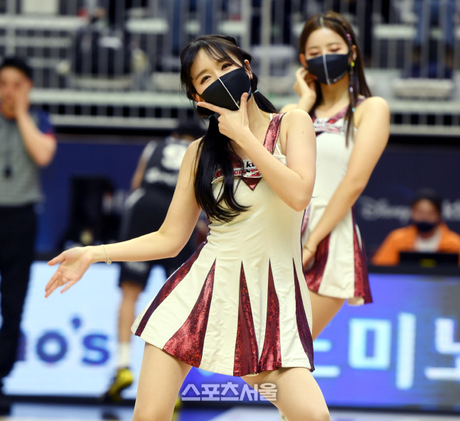 [포토] KT 치어리더 '깜찍 포즈'