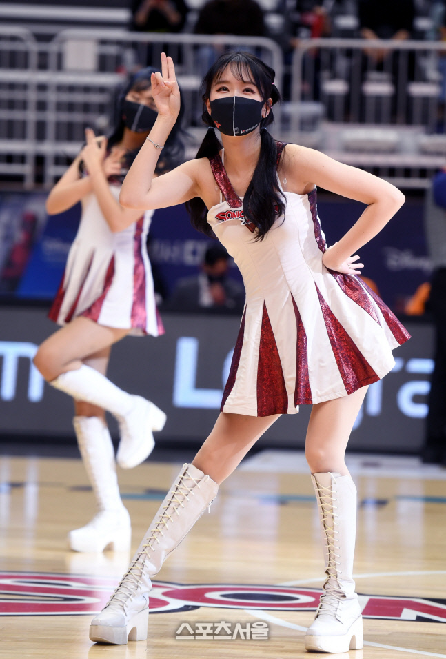 [포토] KT 치어리더 '심쿵 눈빛'