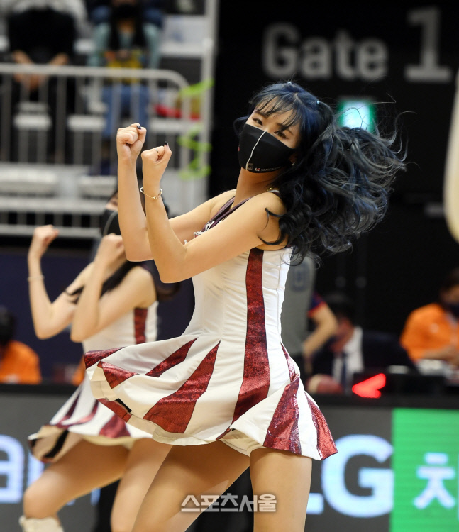 [포토] KT 치어리더 '어깨춤이 절로'