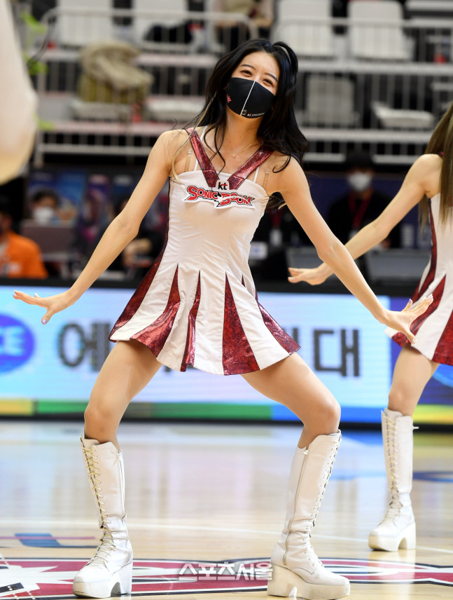 [포토] KT 치어리더 '신나게'