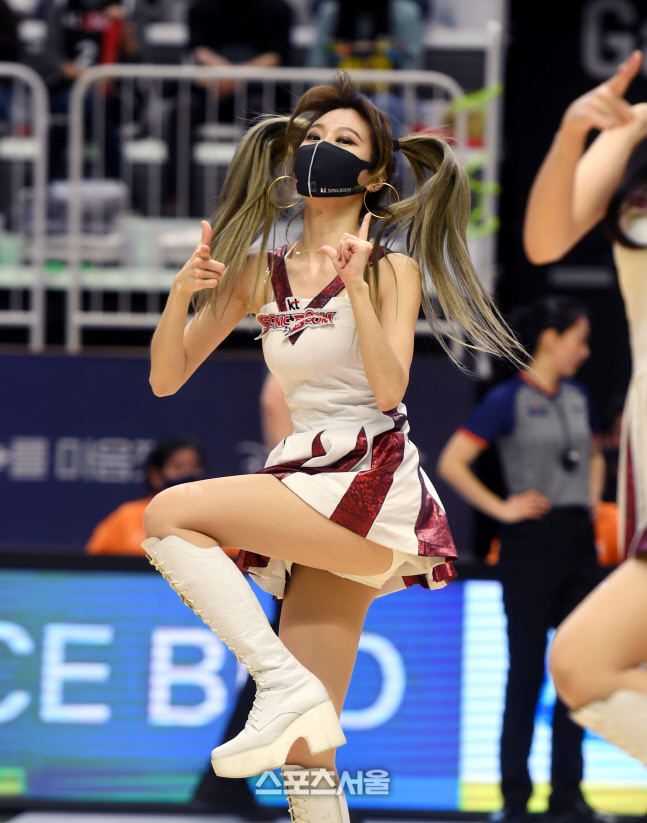 [포토] 농구 코트 달구는 KT 치어리더
