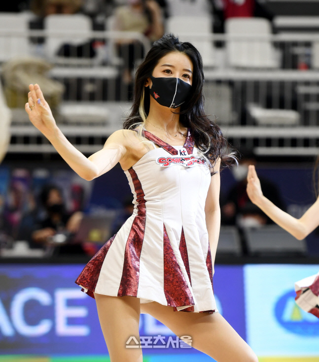 [포토] KT 치어리더 '섹시 웨이브'