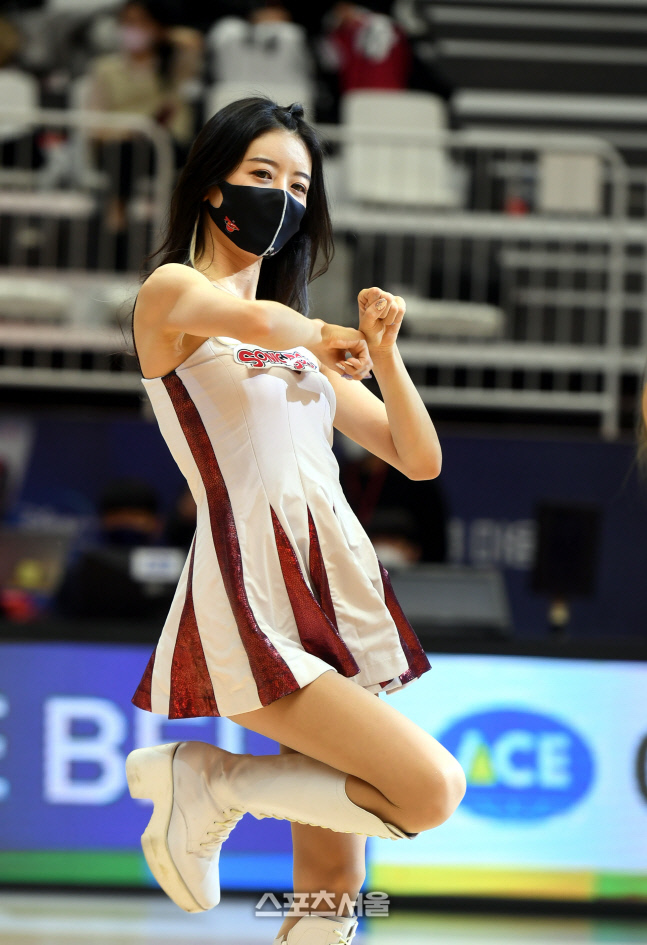 [포토] KT 치어리더 '상큼 발랄'