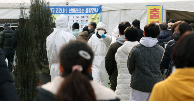 일일 확진자 사상최대 26만6853명...내일부터 식당카페영업 11시까지 연장