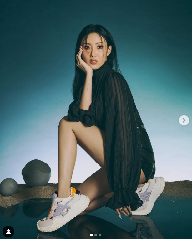 각이 살아있네... 화사, 명품 각선미의 귀환[★SNS] 