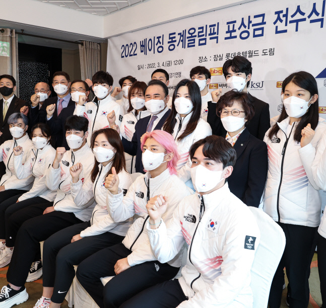 최민정 1억8000만원, 황대헌 1억3천만원...빙상연맹 포상금 전달식