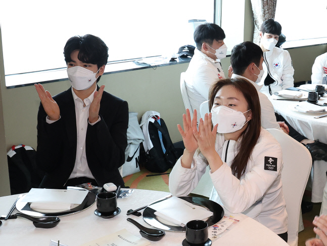 포상금 전수식 참석한 최민정과 차준환