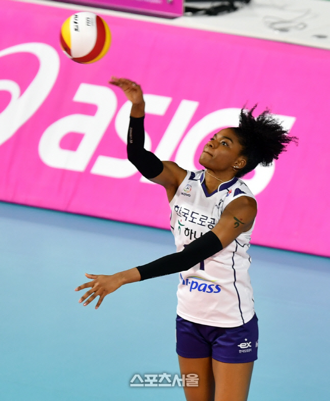 \'서브\' 도로공사 켈시[포토]