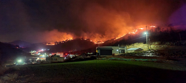 [오늘날씨]전국 맑고 강한 바람...동해안 건조경보에 강풍주의보도 발효