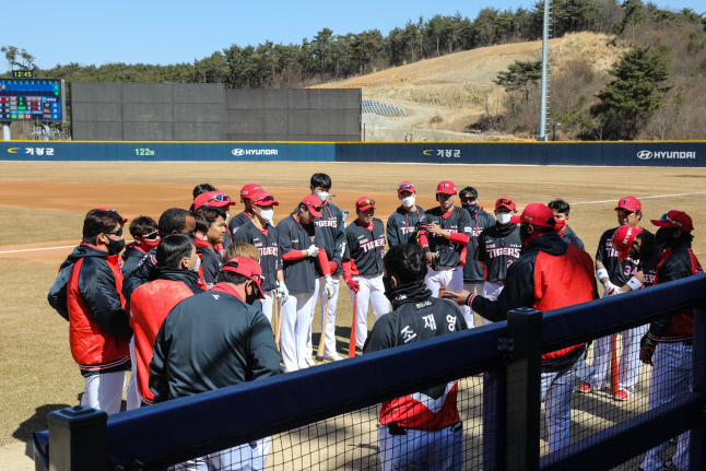 KIA 3명 두산 9명 코로나 양성반응으로 6일 평가전 취소