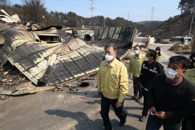 문대통령, 울진 신화2리 화재현장 방문