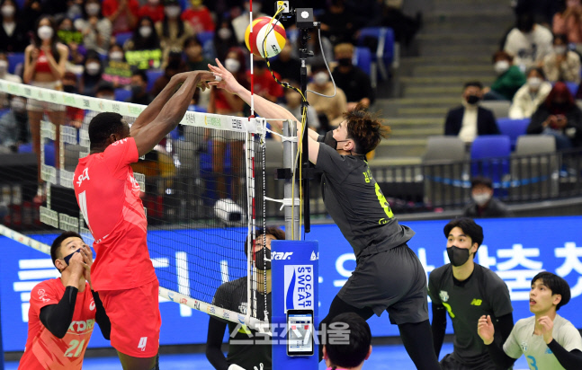 '네트위 싸움' 다우디와 김선호[포토]