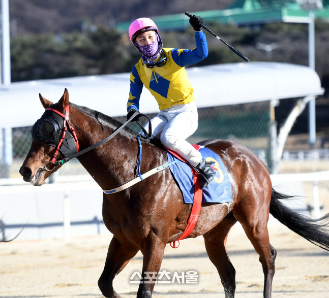 [포토] 제35회 스포츠서울 대상경마 우승은... 승부사와 장추열 기수