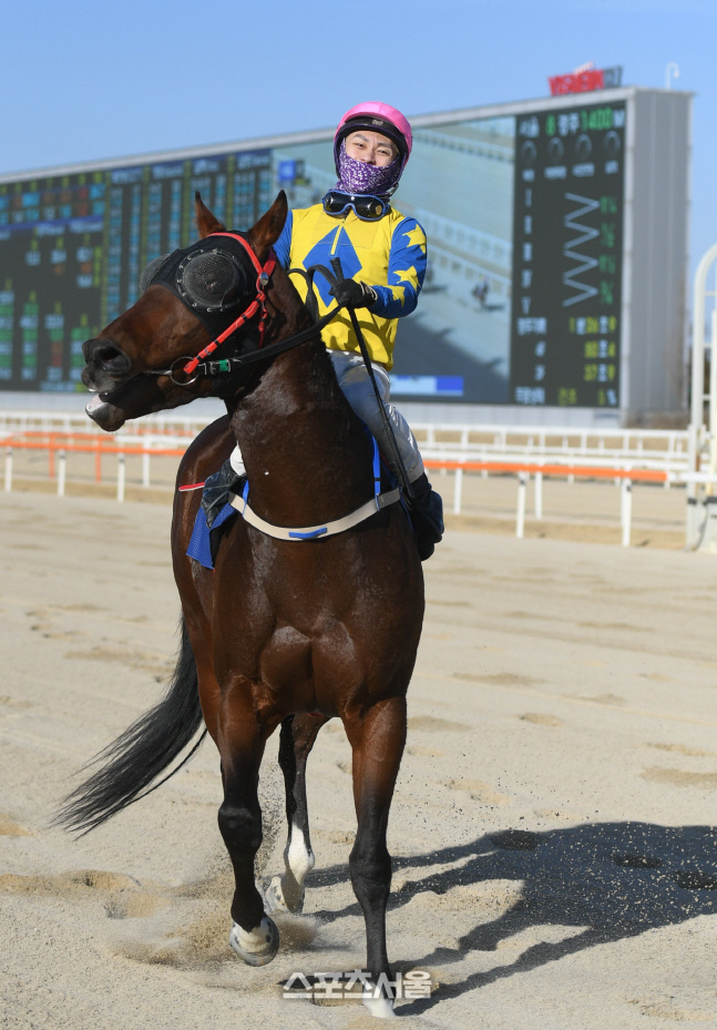 [포토]  제35회 스포츠서울 대상경마 우승 차지한 승부사-장추열 기