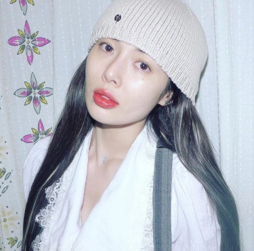 "현아 이즈 뭔들" 현아, 청순미+목 피어싱 '반전 매력'[★SNS]