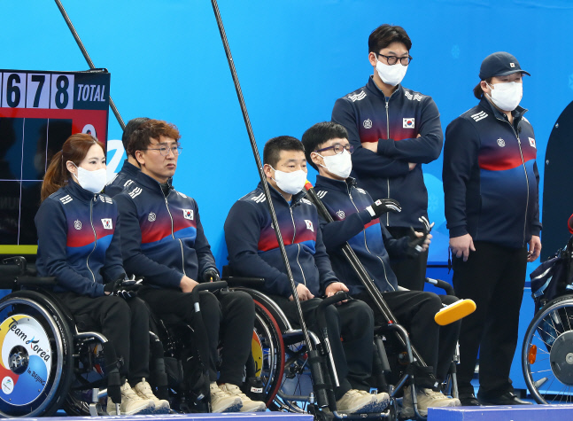 휠체어컬링 '팀 장윤정고백', 세계랭킹 1위 중국에 기권패[베이징 패럴림픽]