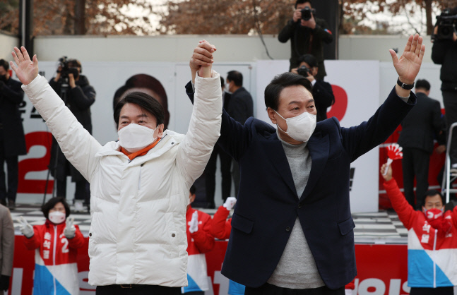 현직 변호인 안철수 고소 "尹단일화로 세금드는 선거 농락, 국민 기만"