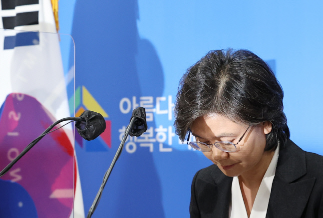 중앙선관위장 "사전투표 혼란 사과드린다. 심기일전 최선 다하겠다"