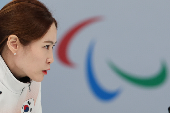 [패럴림픽] 스톤 바라보는 백혜진