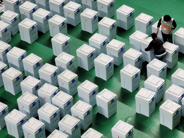 출구조사서 '빠진' 표심, 본투표 확진·격리자 61만명이 승부 변수