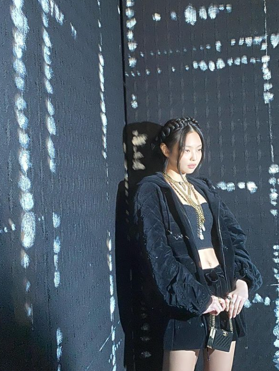 '인간샤넬' 제니, 패션쇼장 밝히는 독보적 비주얼[★SNS]