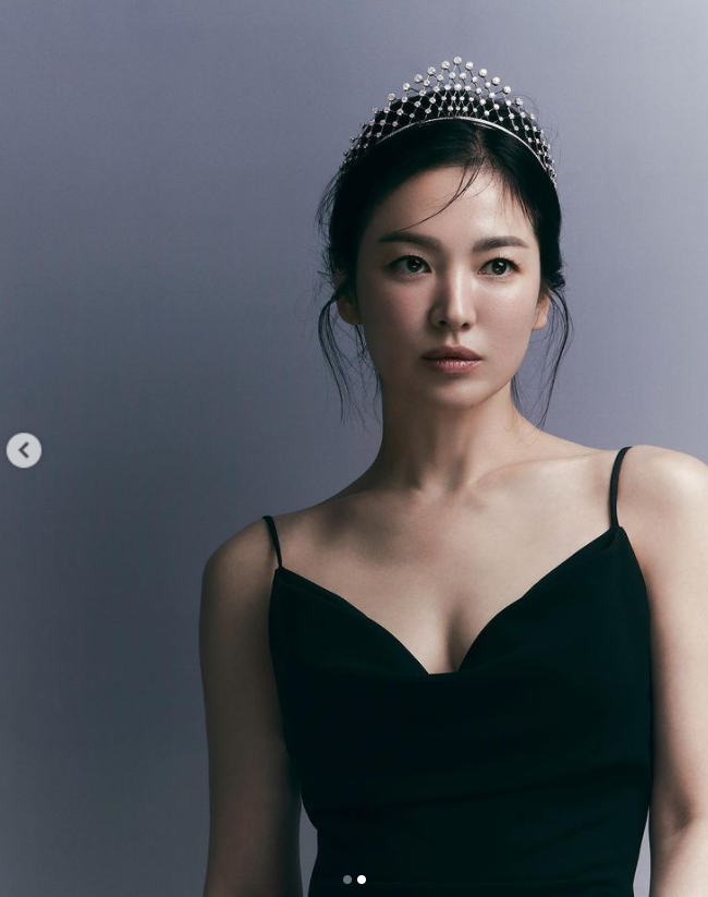 '진정한 여왕님' 무한충성 부르는 왕관 쓴 송혜교 [★화보] 