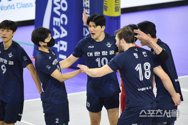 대한항공 선수들 환호