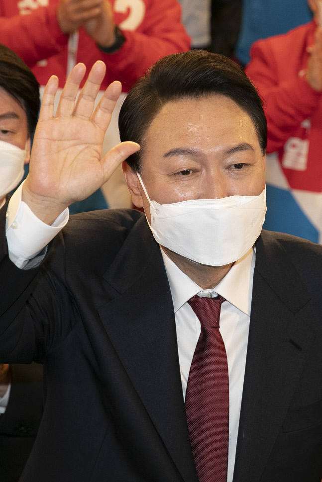 문 대통령, 오전에 윤 당선인과 첫 통화