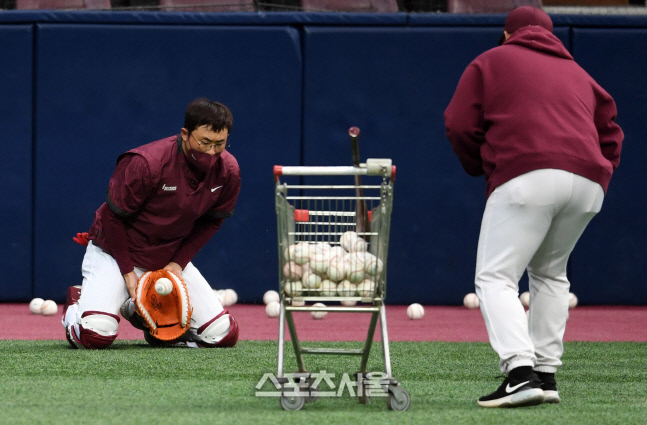 [포토]블로킹 훈련하는 키움 포수 이지영