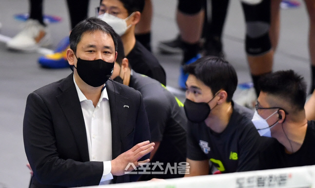 코트 응시하는 최태웅 감독[포토]