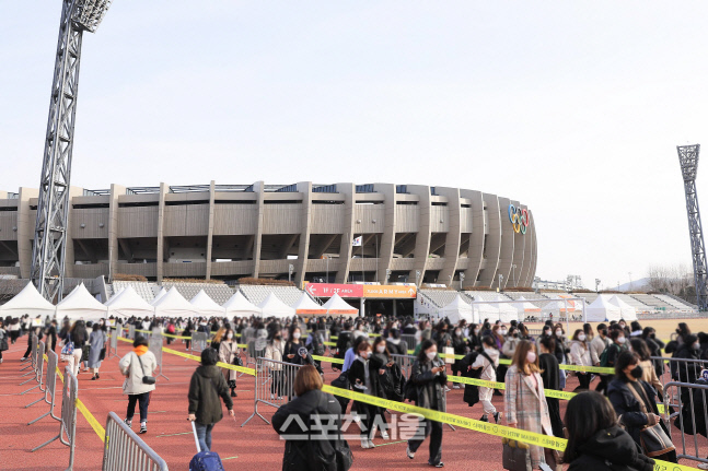 [포토] BTS, 2년 반 만의 대면공연에 잠실경기장 들썩