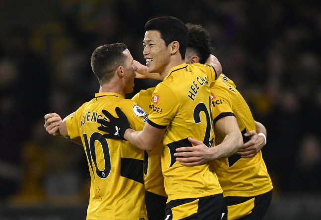 황희찬, EPL 첫 도움 기록… 울버햄턴은 3연패 탈출