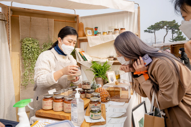 국립극장 마당에서 친환경 농산물도 사고 공연도 즐기고