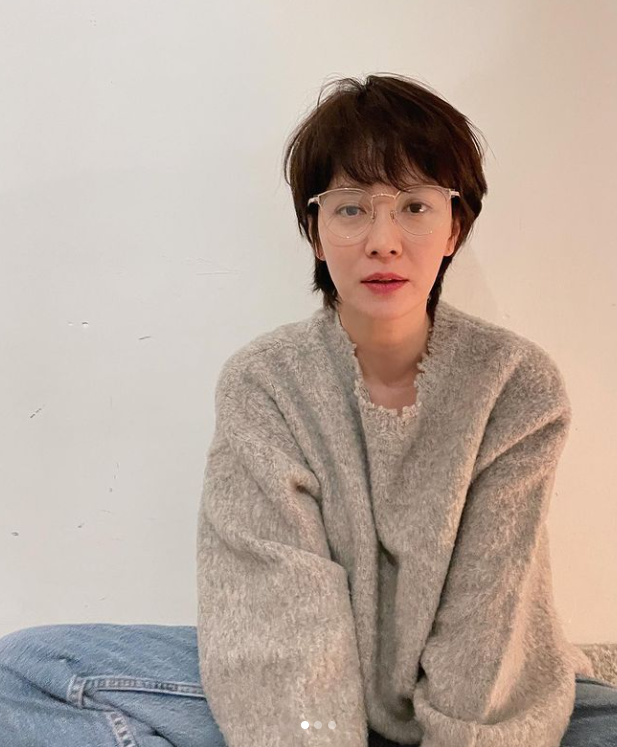 '멍' 지효 느낌 가득, 송지효 모범생 안경으로 레트로룩 완성[★SNS] 