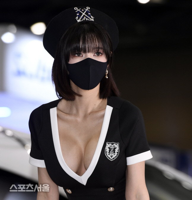 '대세모델' 송주아, '2022 경기국제보트쇼'에서 지구상 가장 아름다운 해군으로 변신해