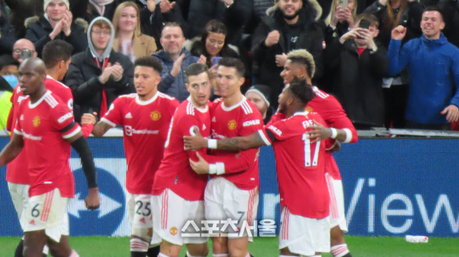 3연속골 한끗 모자랐던 손흥민…'해트트릭쇼' 호날두 앞에 고개 숙였다 [SS현장]