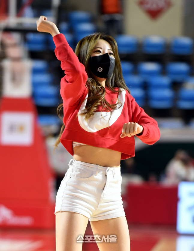 [포토] SK 치어리더 '저를 따라 해봐요'