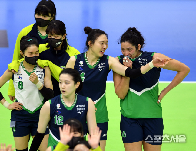 [포토] 양효진-야스민 \'정규리그 1위 확정은 못했지만\'