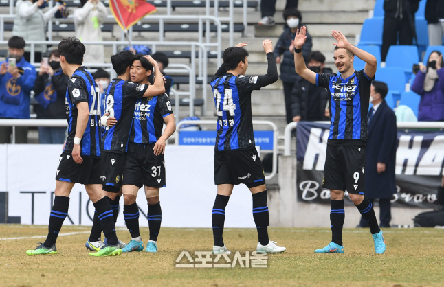[포토]무고사 결승골 인천, 김천에 1-0로 승리