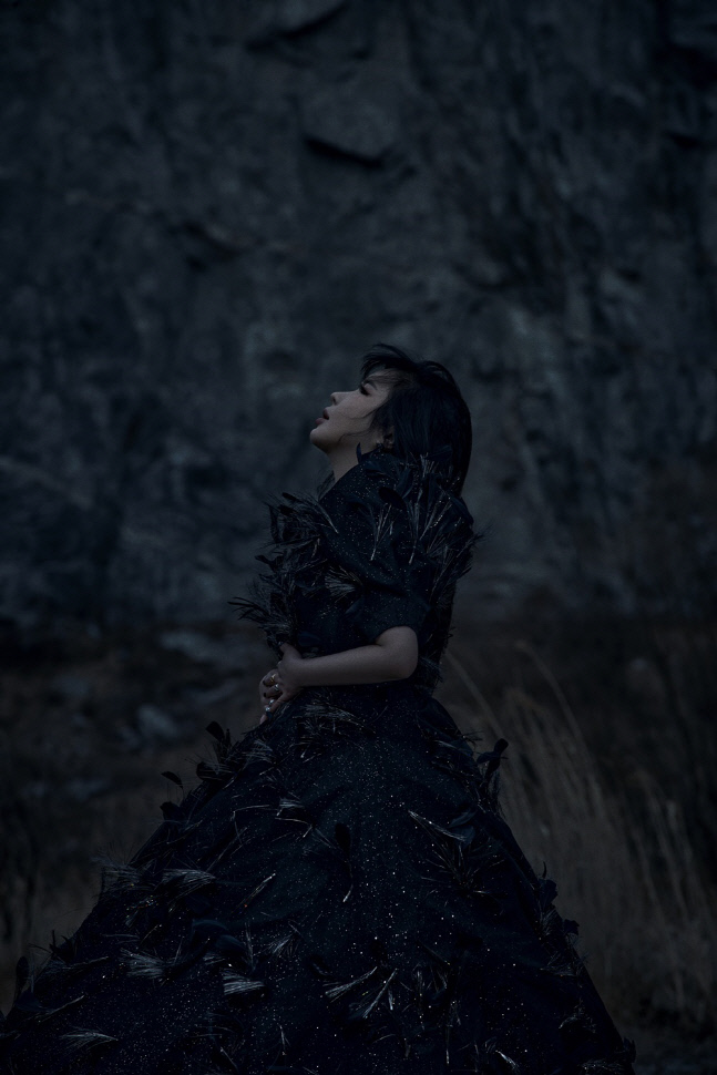 박봄, 컴백 동시 만개한 '꽃'…국내 음원 차트 점령