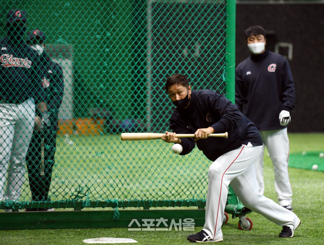 [포토] 이대호 \'진지한 번트 훈련\'