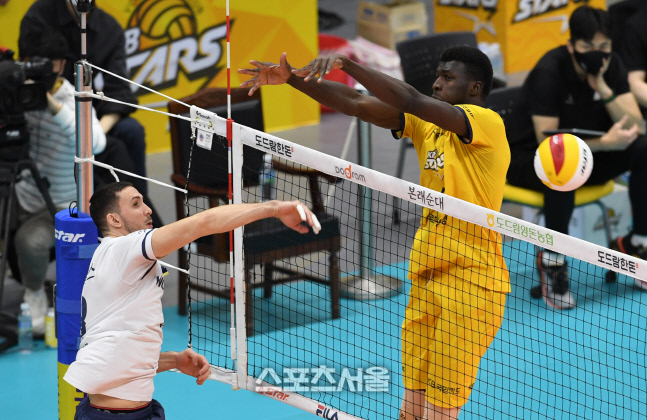 [포토]우리카드 알렉스, 이번엔 연타로!