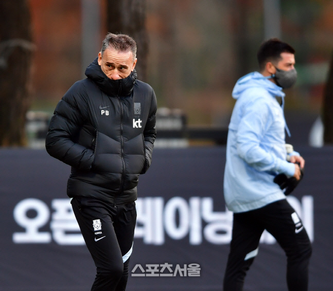 그라운드로 들어서는 벤투감독[포토]