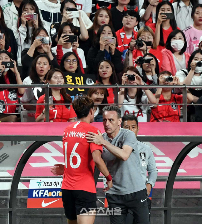 [포토] 벤투 감독, 황의조...잘했어~!