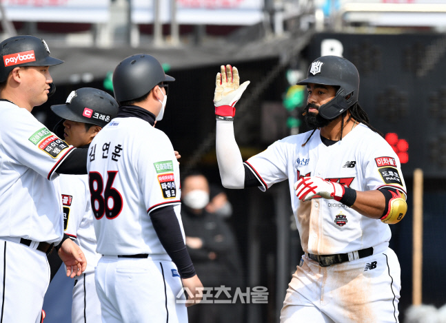 안타에 이어 \'만루홈런\' 신고하는 라모스[포토]