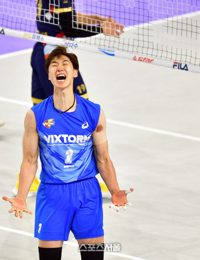 박철우가 당기고 김동영이 쐈다… 한국전력, OK 잡고 봄배구 '청신호'[현장리뷰]