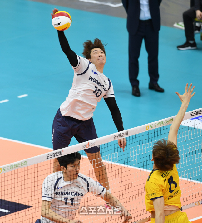 [포토]후위공격 시도하는 우리카드 나경복