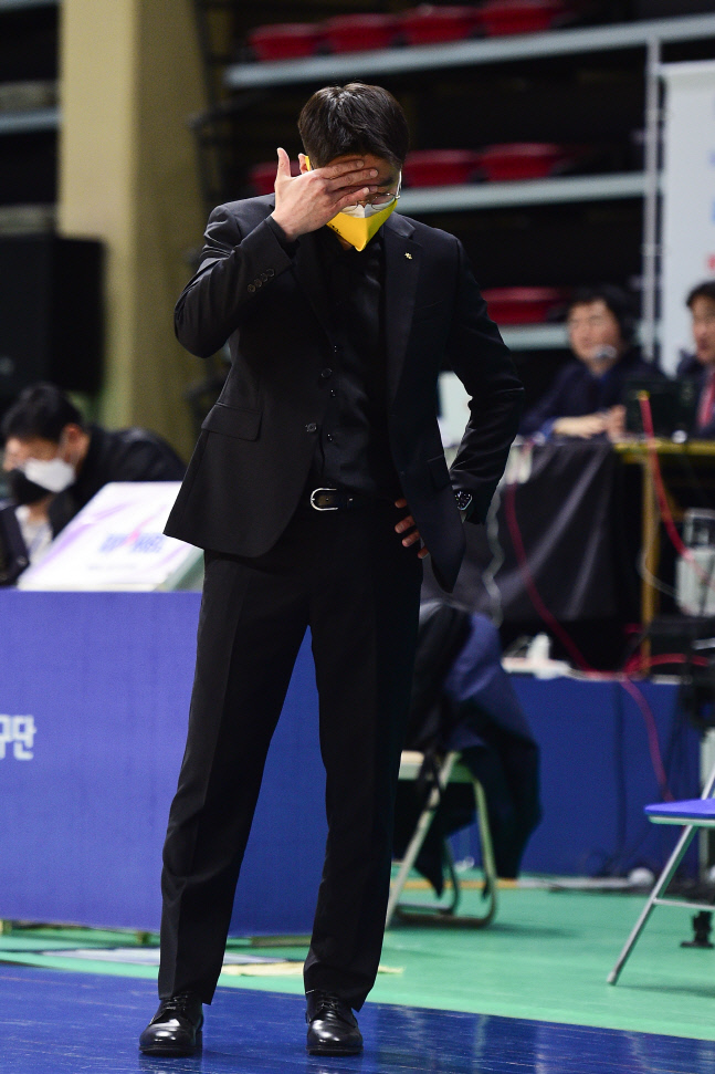 [패장]3연패 국민은행 김완수 감독 "리바운드 빼앗긴 게 아쉽다"