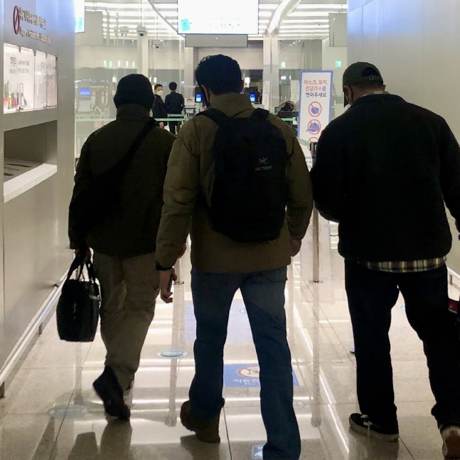 이근과 우크라 참전 2명 귀국, "자가격리 마친뒤 경찰조사"